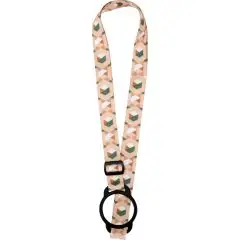 Lanyard porte-bouteille en RPET LIOR sublimé de cubes vert et blanc sur fond pêche, anneau silicone noir
