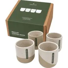 Lot de 4 tasses à café en céramique recyclée ReClay blanc crème et base sable devant leur coffret vert