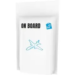Kit de voyage avion personnalisé en pochette papier blanche marquée On Board avec dessin d’avion bleu et logo
