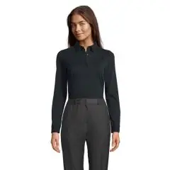 Chemise jersey femme personnalisée foncée à col italien, portée rentrée dans un pantalon gris, vue de face