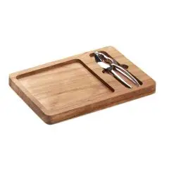 Casse-noix personnalisé NUTPLATE en zinc brillant rangé dans la rainure d'un plateau en bois d'acacia à deux espaces