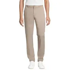 Pantalon chino personnalisé GUSTAVE MEN beige porté de face avec poches italiennes et ceinture à passants