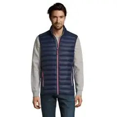 Doudoune sans manche personnalisée homme bleu marine portée sur un pull gris avec poches zippées à liseré rouge