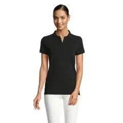 Polo piqué femme personnalisé noir profond à patte de boutonnage cachée, porté avec un pantalon blanc, vue de face
