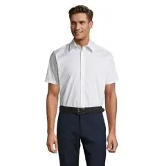 Chemise manches courtes personnalisée BROADWAY blanche ajustée, portée par un homme avec un pantalon marine