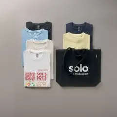 Kit d’échantillons de T-shirts SOL’S : six T-shirts pliés en coloris variés et sac Solo midocean noir
