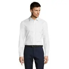 Homme portant la chemise BRODY MEN blanche à chevrons et petit col, manches longues, vue de face sur fond blanc