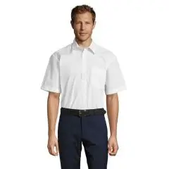 Homme portant la chemise BRISTOL blanche à manches courtes en popeline polycoton avec poche poitrine, vue de face