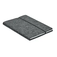 Carnet feutre personnalisé A5 gris foncé chiné en RPET avec bande élastique noire, vue de biais sur fond blanc