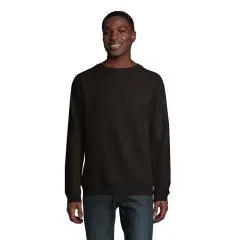 Homme portant le sweat bio col rond SPACE noir à manches raglan, vue de face sur fond blanc