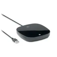 Chauffe-tasse personnalisable noir en ABS au plateau brillant relié à son câble USB, vue de trois quarts