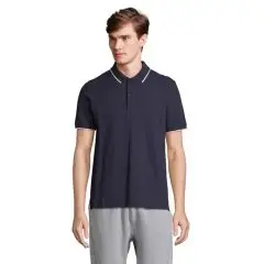 Polo bicolore marine à liseré blanc en coton peigné, patte deux boutons, porté avec un pantalon gris
