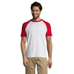 T-shirt raglan personnalisé blanc à manches rouges porté par un homme avec un chino beige, col rond côtelé