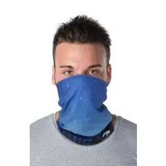 Cache-cou personnalisé bleu imprimé en sublimation porté en cache-nez par un homme, couche polaire visible au col