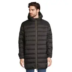 Parka personnalisée REVERSE noire longue et matelassée, à capuche et fermeture zippée, portée par un homme de face