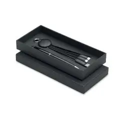 Coffret stylo personnalisé INTWOS noir ouvert sur un stylo en métal et un porte-clés rond avec câble de charge