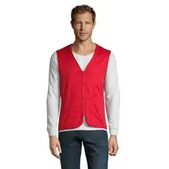 Gilet sans manches personnalisé rouge zippé avec poches avant, porté sur un t-shirt blanc à manches longues