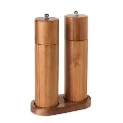 Moulins sel et poivre personnalisés TUCCO SET en bois d'acacia posés sur leur socle ovale assorti