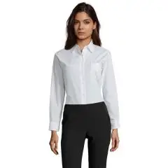 Chemise femme personnalisée blanche cintrée à manches longues avec poche poitrine, portée avec un pantalon noir