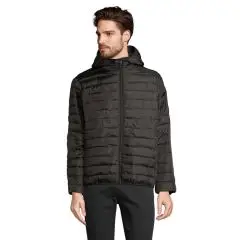 Doudoune homme personnalisée STREAM HOODED noire matelassée à capuche, portée fermée par un homme vue de face