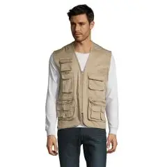 Gilet multipoches personnalisé couleur corde à poches à rabat, porté sur un t-shirt manches longues blanc