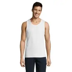 Débardeur sport personnalisé blanc en polyester mesh porté par un homme, larges emmanchures et col à colletage