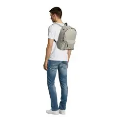Homme de profil portant le sac à dos personnalisé RIDER beige clair en polyester 600D à bretelles matelassées