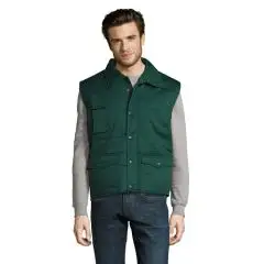 Bodywarmer personnalisé vert bouteille matelassé porté de face avec col montant, pressions et poches à rabat