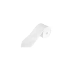 Cravate GARNER blanche en satin de polyester enroulée, pointe classique et éclat satiné sur fond blanc