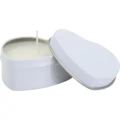 Bougie parfumée vanille dans boîte métallique ovale blanche ouverte montrant cire et mèche