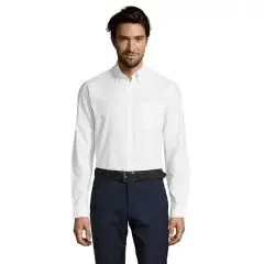 Chemise homme personnalisée blanche en oxford, coupe ajustée, col boutonné et poche poitrine, portée de face