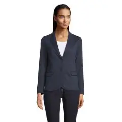 Femme portant le blazer MARCEL WOMEN bleu nuit en maille piquée à col tailleur et deux boutons, vue de face