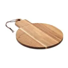 Planche à découper boule de Noël en bois d'acacia personnalisable avec corde de suspension marron sur fond blanc