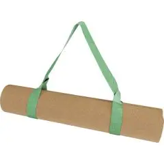 Porte-tapis de yoga personnalisé UNI en RPET vert sublimé formant une anse autour d'un tapis roulé