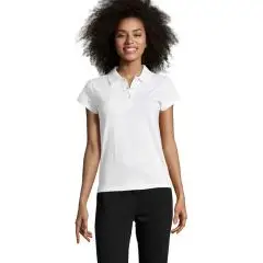 Polo femme personnalisé PRESCOTT WOMEN blanc à manches courtes et patte 3 boutons, porté avec un pantalon noir