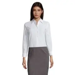 Chemise oxford femme personnalisée EMBASSY blanche portée de face avec col classique et manches longues boutonnées