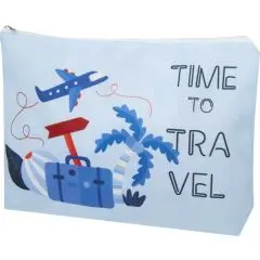 Trousse de voyage personnalisée Ayla bleu ciel sublimée avion, valise et slogan Time to travel, zip blanc