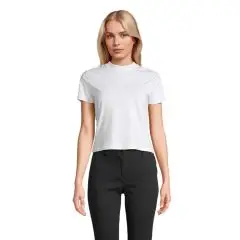 T-shirt court personnalisé blanc pour femme, coupe crop top à col rond épais, porté avec un pantalon noir, vue de face