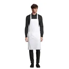 Homme portant le tablier coton bio personnalisé GAMMA blanc à bavette longue sur chemise noire, vue de face