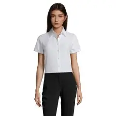 Chemise femme publicitaire blanche en oxford à manches courtes portée de face avec col classique et pantalon noir