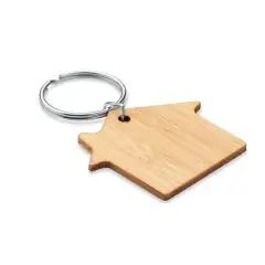 Porte-clés en forme de maison en bambou naturel avec anneau brisé argenté, vue de trois quarts sur fond blanc