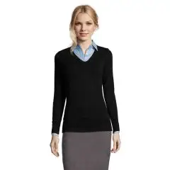 Femme portant le pull GLORY WOMEN noir à col V cintré en maille fine sur un chemisier bleu clair, vue de face