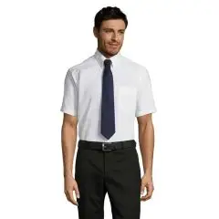 Chemise manches courtes personnalisée blanche en oxford portée par un homme avec une cravate marine