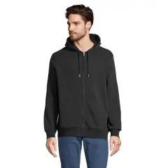 Homme portant le sweat à capuche zippé CALIPSO noir avec zip métal et poche kangourou, vue de face