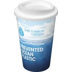 Gobelet isotherme Brite-Americano POP à couvercle blanc, décor moulé océan bleu et inscription Prevented Ocean Plastic