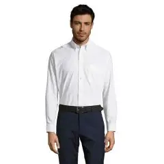 Chemise oxford personnalisée BOSTON blanche portée par un homme, col à deux boutons, poche poitrine et manches longues