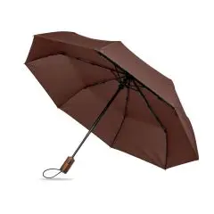 Parapluie pliable personnalisé marron ouvert, poignée en bois et baleines sombres, vu de trois quarts