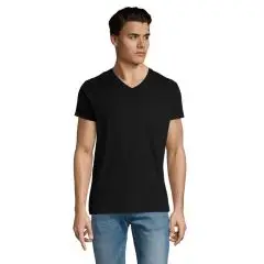 T-shirt col V personnalisé IMPERIAL V MEN noir porté par un homme avec jean, vue de face et manches courtes