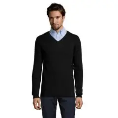Homme portant le pull GLORY MEN noir à col V en maille fine sur une chemise bleu clair, vue de face