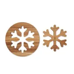 Dessous de plat flocon de neige SCAGLIA en bois d'acacia personnalisable vu de dessus avec petit logo sapin gravé